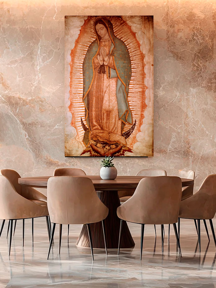 Cuadro grande de la Virgen de Guadalupe enmarcado sobre pared de mármol en comedor elegante con mesa redonda y sillas color beige – arte guadalupano de Nueva Línea.