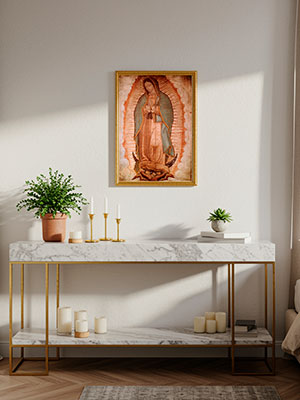 Cuadro pequeño de la Virgen de Guadalupe enmarcado en dorado sobre credenza de mármol con velas y plantas – arte guadalupano decorativo de Nueva Línea.