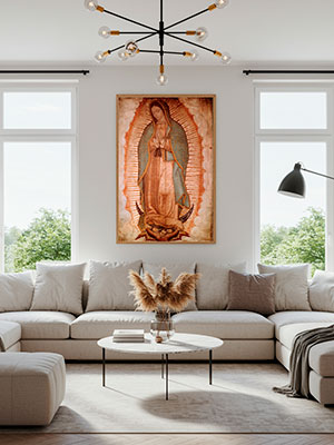 Cuadro grande de la Virgen de Guadalupe enmarcado en dorado decorando una sala moderna con sofá beige y luz natural – arte guadalupano de Nueva Línea.